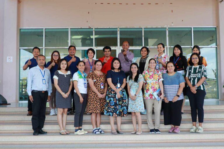 รูปภาพประกอบด้วย เสื้อผ้า, คน, รองเท้า, กลุ่ม เนื้อหาที่สร้างโดย AI อาจไม่ถูกต้อง