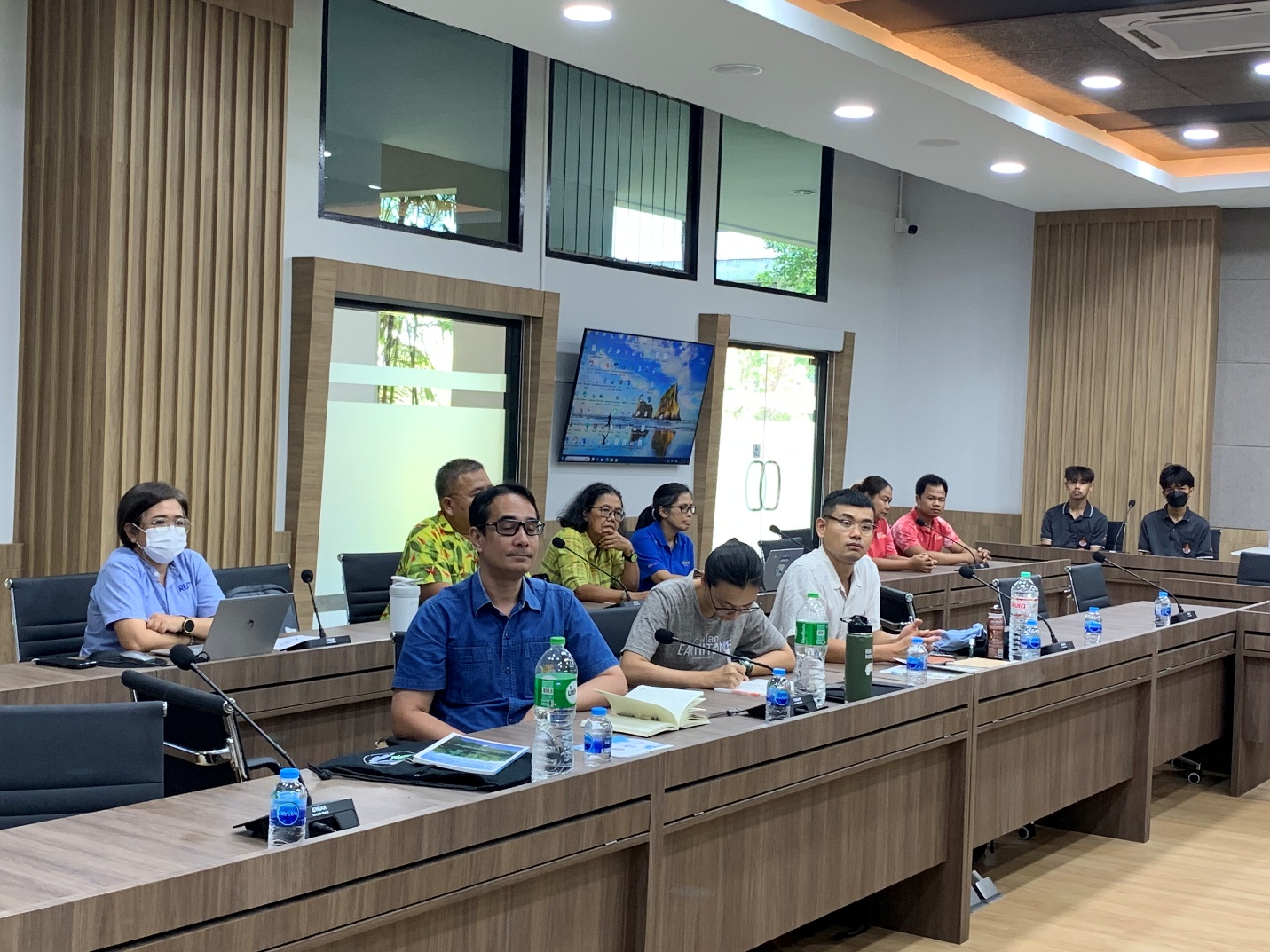 รูปภาพประกอบด้วย เสื้อผ้า, ในร่ม, คน, ผนัง
เนื้อหาที่สร้างโดย AI อาจไม่ถูกต้อง