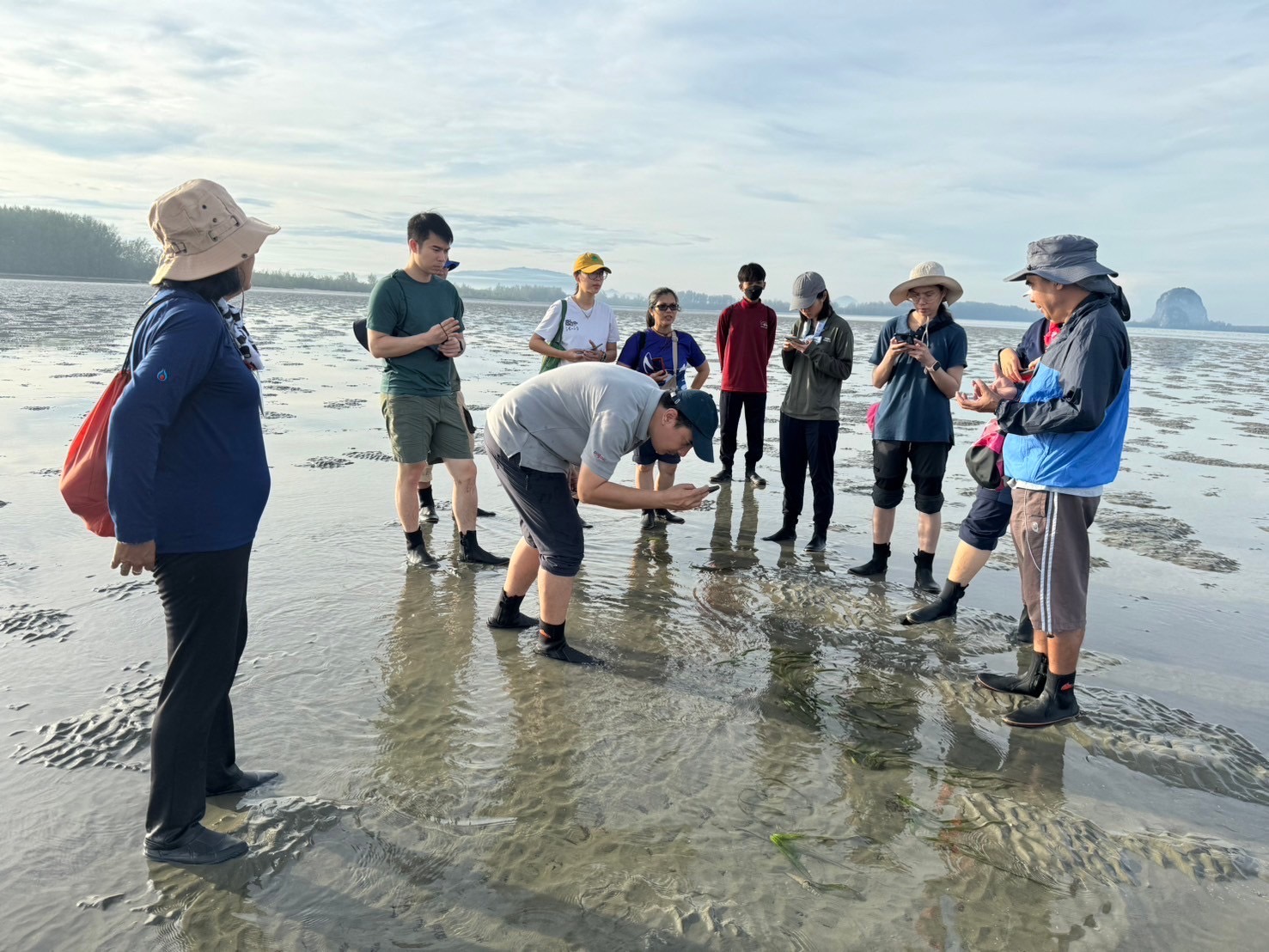 รูปภาพประกอบด้วย กลางแจ้ง, ท้องฟ้า, เสื้อผ้า, คน
เนื้อหาที่สร้างโดย AI อาจไม่ถูกต้อง