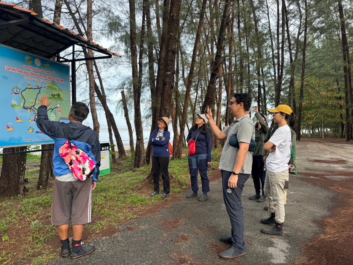 รูปภาพประกอบด้วย เสื้อผ้า, กลางแจ้ง, รองเท้า, คน
เนื้อหาที่สร้างโดย AI อาจไม่ถูกต้อง