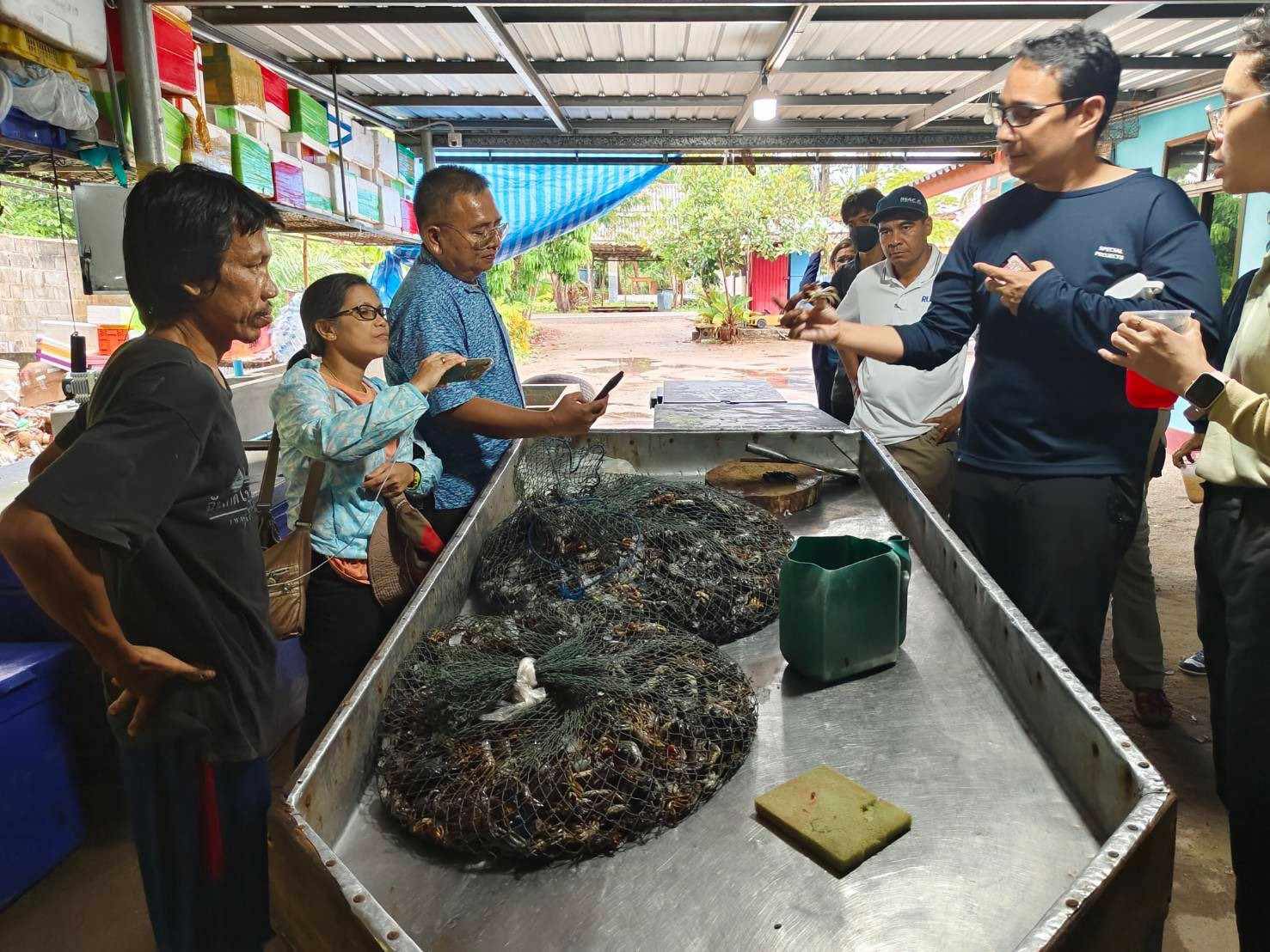 รูปภาพประกอบด้วย เสื้อผ้า, คน, ชาย, อาหาร
เนื้อหาที่สร้างโดย AI อาจไม่ถูกต้อง