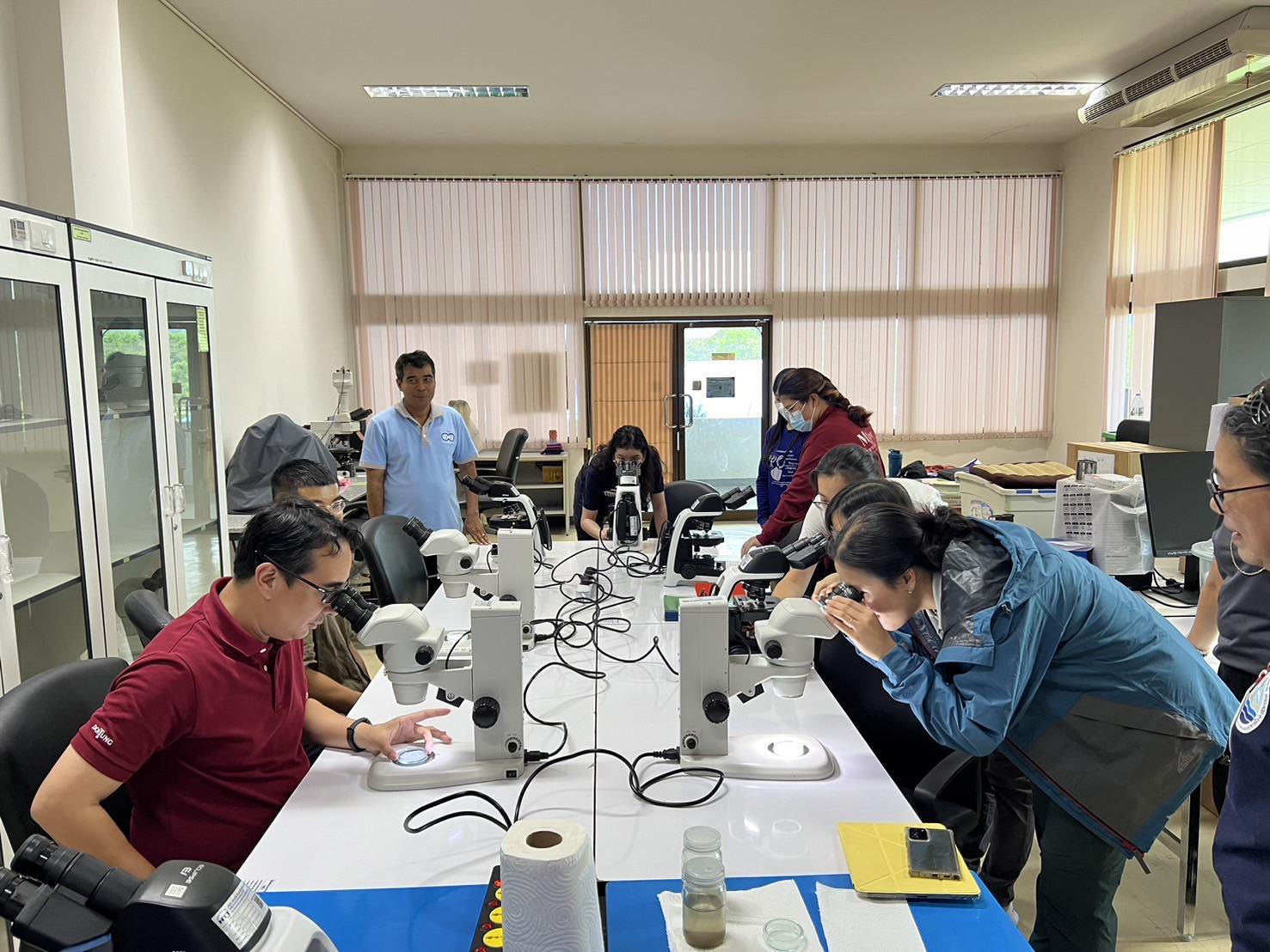 รูปภาพประกอบด้วย คน, เสื้อผ้า, ในร่ม, อาคารสำนักงาน
เนื้อหาที่สร้างโดย AI อาจไม่ถูกต้อง