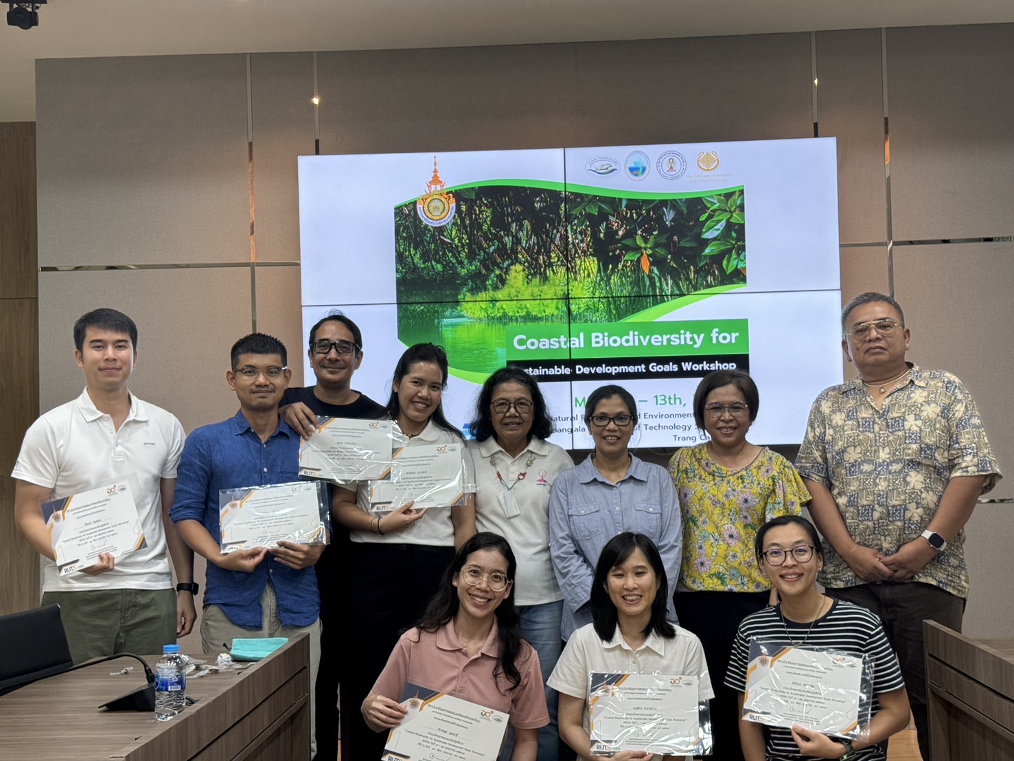 รูปภาพประกอบด้วย เสื้อผ้า, ใบหน้าของมนุษย์, คน, ชาย
เนื้อหาที่สร้างโดย AI อาจไม่ถูกต้อง