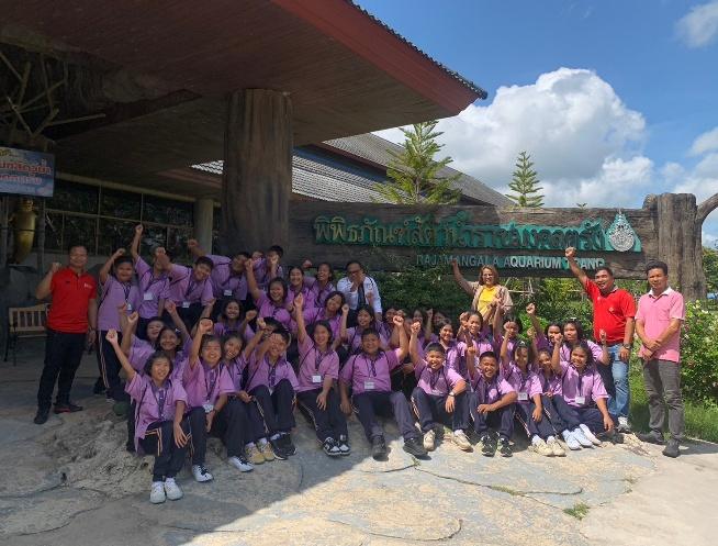 รูปภาพประกอบด้วย เสื้อผ้า, ท้องฟ้า, กลางแจ้ง, คน เนื้อหาที่สร้างโดย AI อาจไม่ถูกต้อง