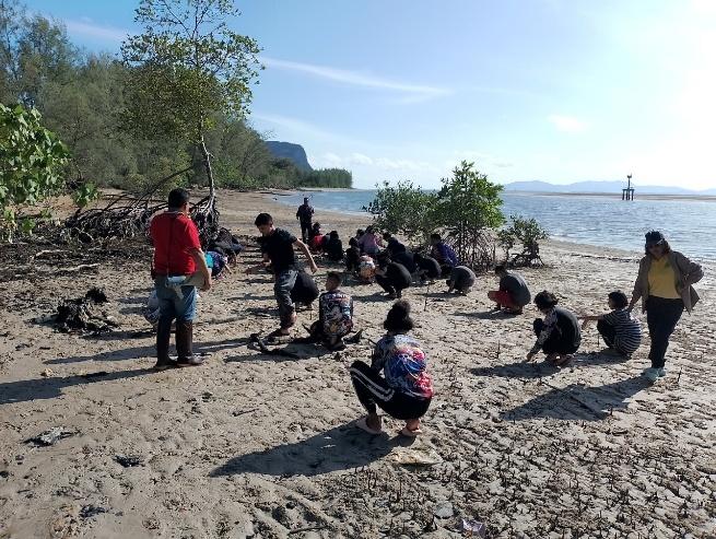 รูปภาพประกอบด้วย กลางแจ้ง, ท้องฟ้า, พื้น, คน

เนื้อหาที่สร้างโดย AI อาจไม่ถูกต้อง