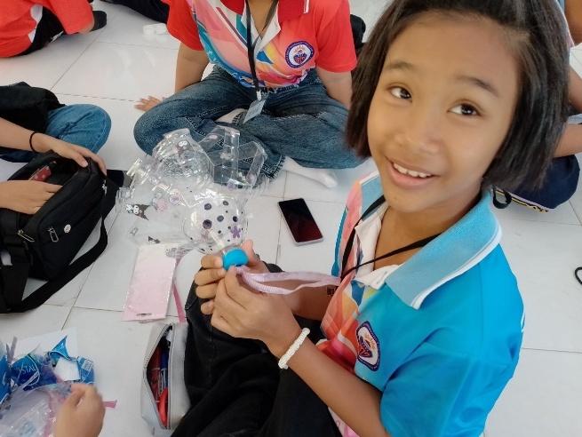 รูปภาพประกอบด้วย คน, เสื้อผ้า, ใบหน้าของมนุษย์, ศิลปะเด็ก

เนื้อหาที่สร้างโดย AI อาจไม่ถูกต้อง