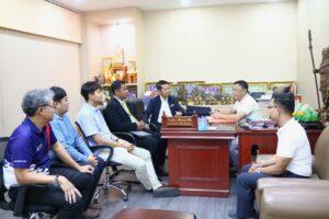 รูปภาพประกอบด้วย เสื้อผ้า, คน, ชาย, ในร่ม
เนื้อหาที่สร้างโดย AI อาจไม่ถูกต้อง