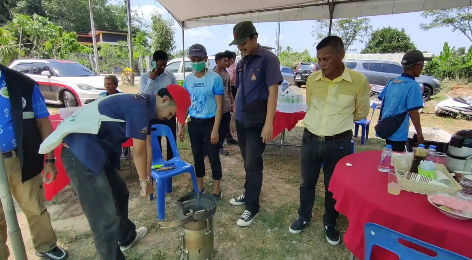 รูปภาพประกอบด้วย เสื้อผ้า, คน, กลางแจ้ง, รองเท้า

เนื้อหาที่สร้างโดย AI อาจไม่ถูกต้อง