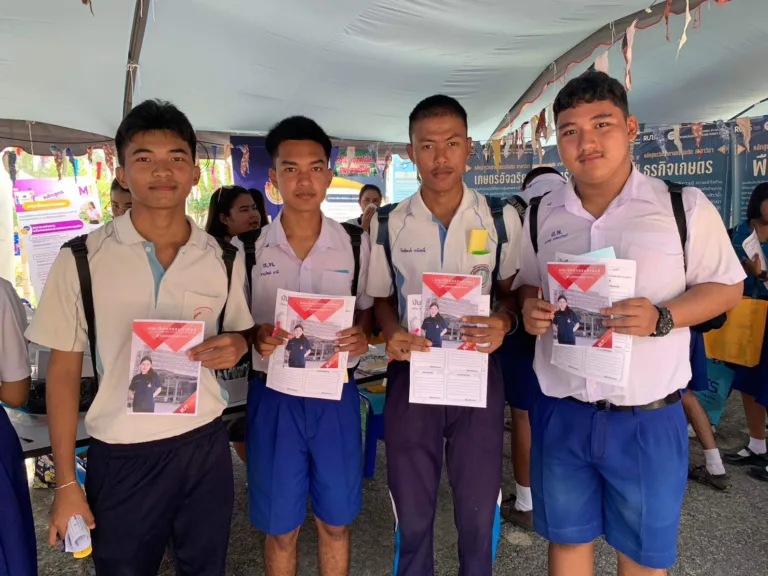 รูปภาพประกอบด้วย คน, เสื้อผ้า, ใบหน้าของมนุษย์, ยิ้ม
เนื้อหาที่สร้างโดย AI อาจไม่ถูกต้อง