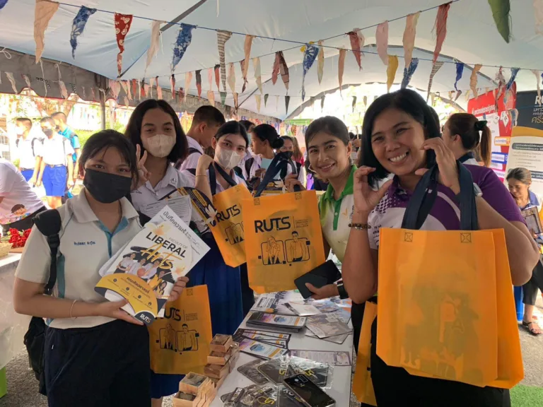 รูปภาพประกอบด้วย เสื้อผ้า, คน, ใบหน้าของมนุษย์, ยิ้ม
เนื้อหาที่สร้างโดย AI อาจไม่ถูกต้อง