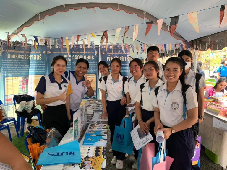 รูปภาพประกอบด้วย เสื้อผ้า, คน, ใบหน้าของมนุษย์, ยิ้ม
เนื้อหาที่สร้างโดย AI อาจไม่ถูกต้อง