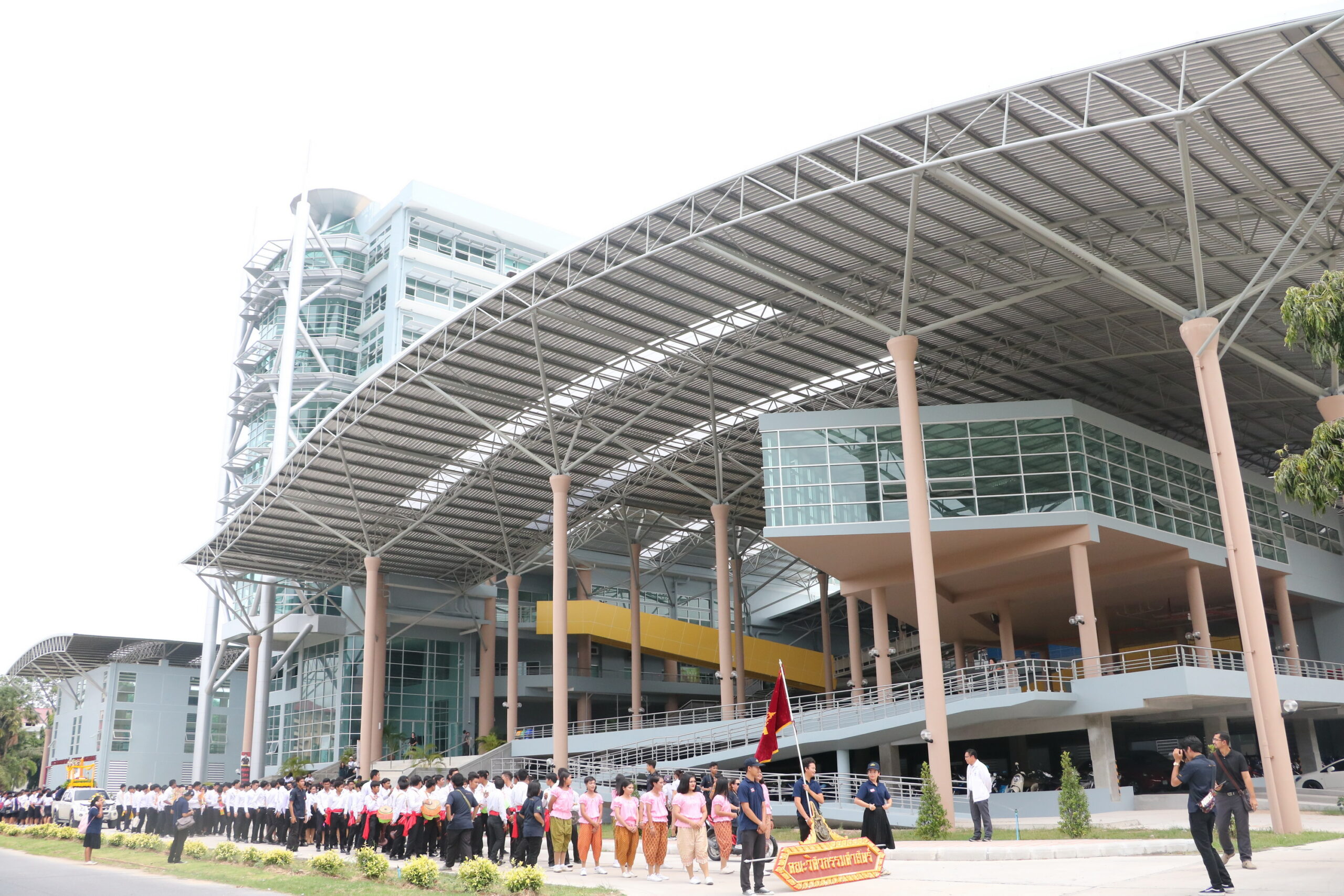 คณะวิศวกรรมศาสตร์ มทร.ศรีวิชัย แห่เทียนพรรษาถวายวัดแจ้ง อ.เมือง สงขลา | กองประชาสัมพันธ์ สำนักงานอธิการบดี มหาวิทยาลัยเทคโนโลยีราชมงคลศรีวิชัย