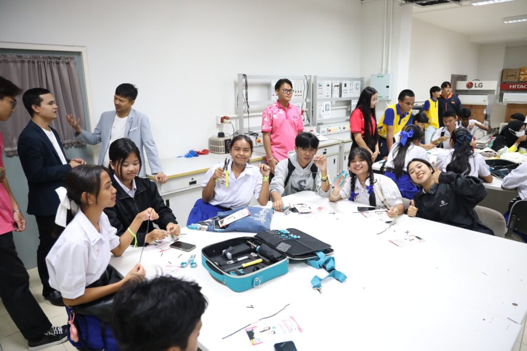 รูปภาพประกอบด้วย เสื้อผ้า, คน, ในร่ม, ผนัง

เนื้อหาที่สร้างโดย AI อาจไม่ถูกต้อง