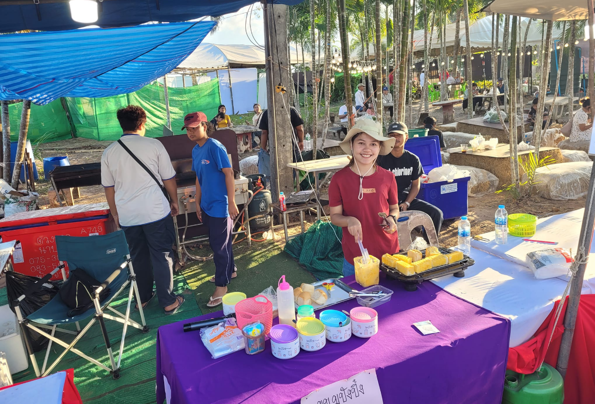 รูปภาพประกอบด้วย เสื้อผ้า, คน, กลางแจ้ง, ตาราง
เนื้อหาที่สร้างโดย AI อาจไม่ถูกต้อง