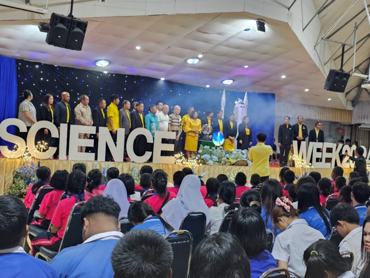 รูปภาพประกอบด้วย เสื้อผ้า, คน, ชาย, ใบหน้าของมนุษย์ เนื้อหาที่สร้างโดย AI อาจไม่ถูกต้อง