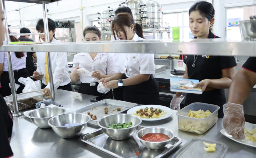 รูปภาพประกอบด้วย คน, อาหาร, เสื้อผ้า, ในร่ม
เนื้อหาที่สร้างโดย AI อาจไม่ถูกต้อง