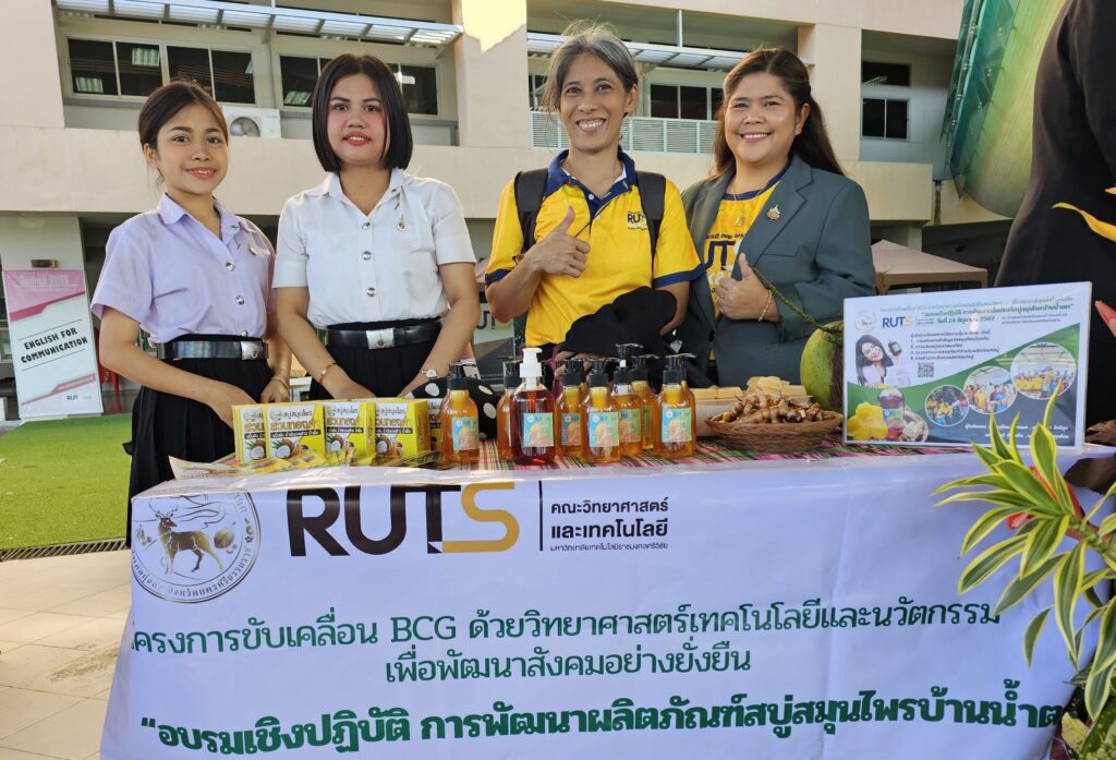 รูปภาพประกอบด้วย คน, เสื้อผ้า, ใบหน้าของมนุษย์, ข้อความ

เนื้อหาที่สร้างโดย AI อาจไม่ถูกต้อง