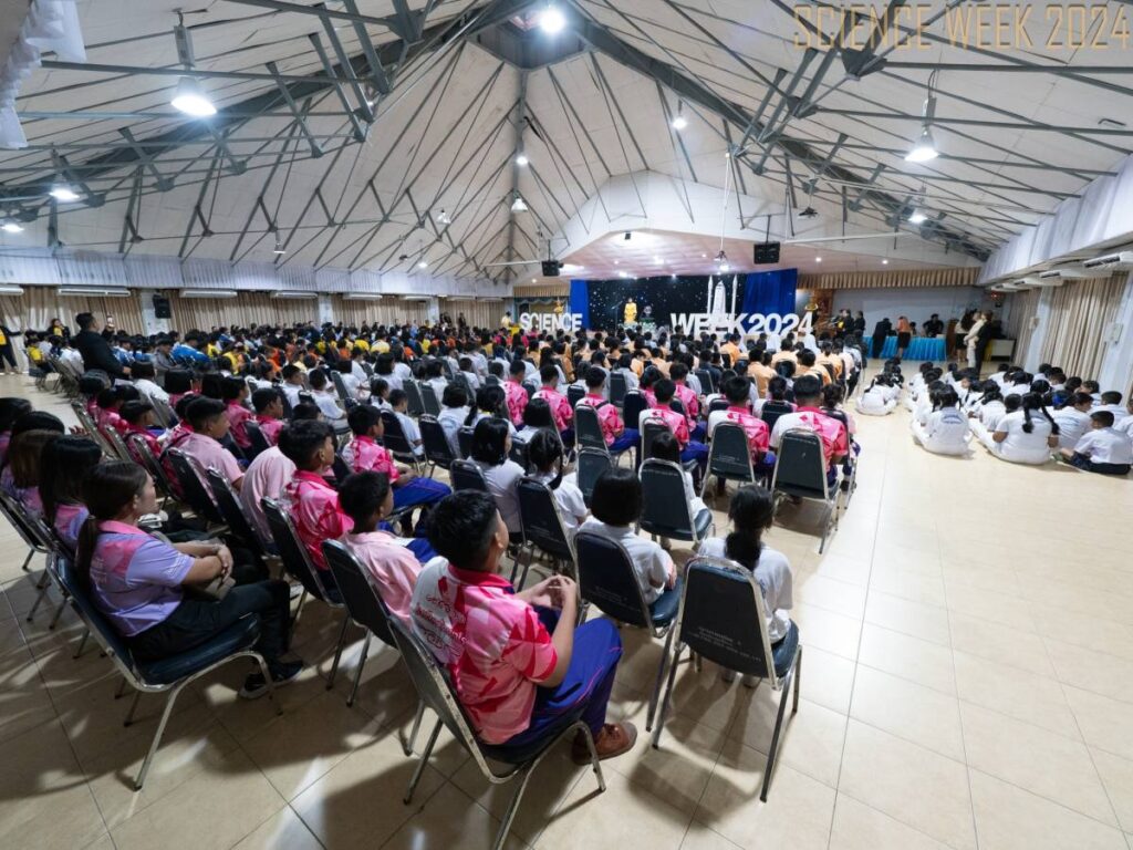 รูปภาพประกอบด้วย เสื้อผ้า, คน, ในร่ม, เฟอร์นิเจอร์

เนื้อหาที่สร้างโดย AI อาจไม่ถูกต้อง