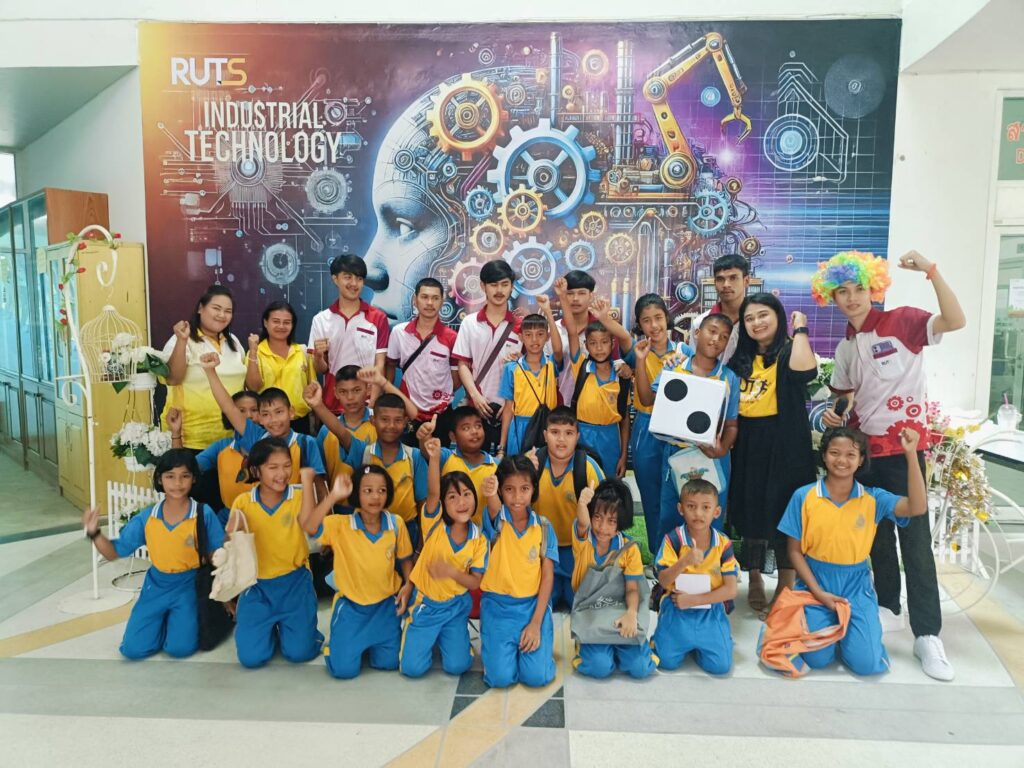 รูปภาพประกอบด้วย เสื้อผ้า, คน, กลุ่ม, ผนัง

เนื้อหาที่สร้างโดย AI อาจไม่ถูกต้อง