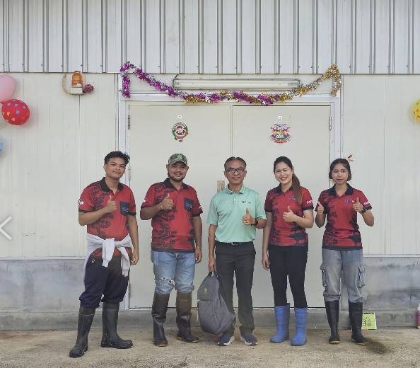 รูปภาพประกอบด้วย เสื้อผ้า, คน, รองเท้า, กางเกงยีนส์
เนื้อหาที่สร้างโดย AI อาจไม่ถูกต้อง