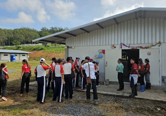 รูปภาพประกอบด้วย กลางแจ้ง, ท้องฟ้า, เสื้อผ้า, คน
เนื้อหาที่สร้างโดย AI อาจไม่ถูกต้อง