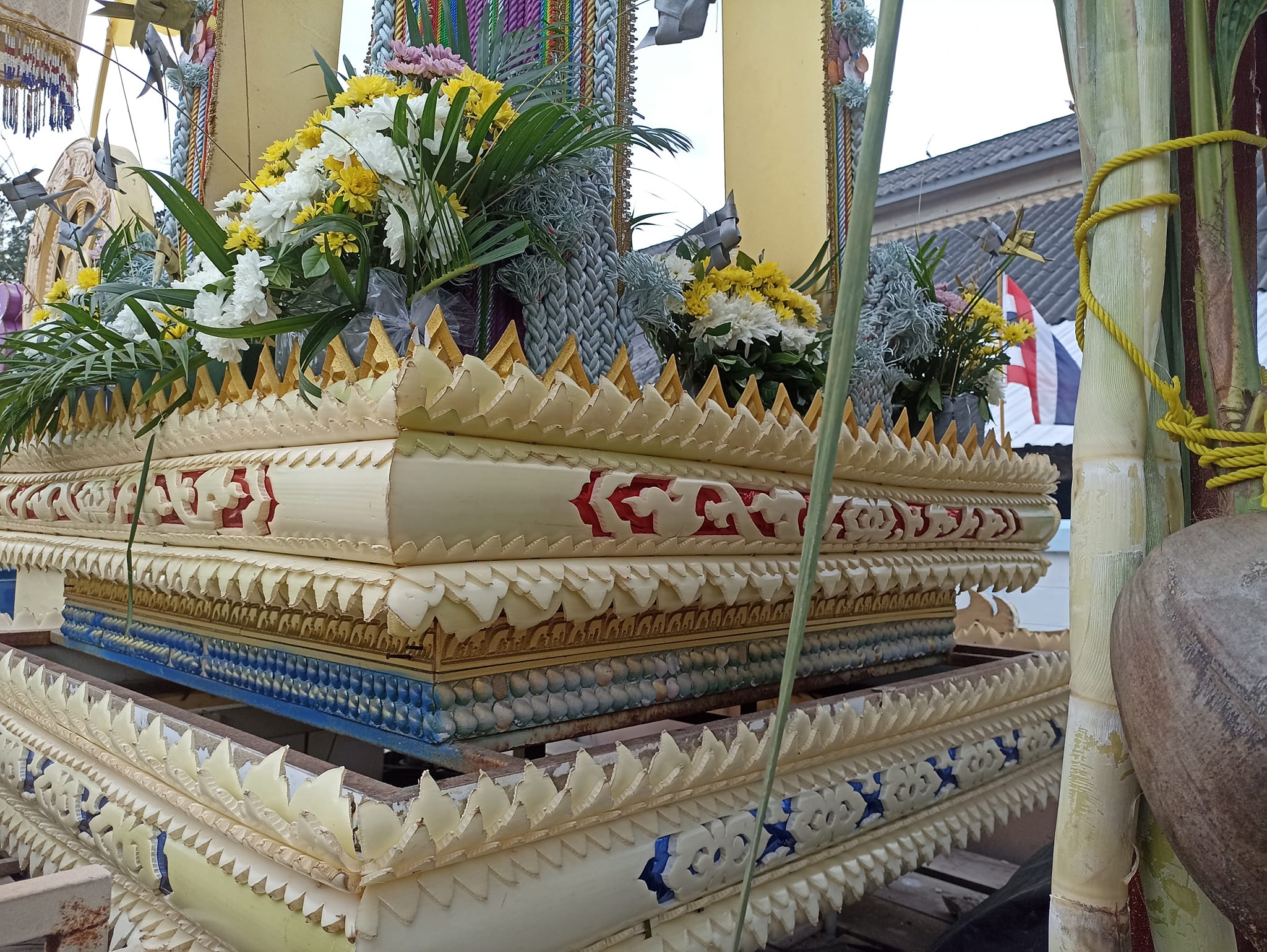 อาจเป็นรูปภาพของ วัด, ถ้ำบาตู และ ข้อความ