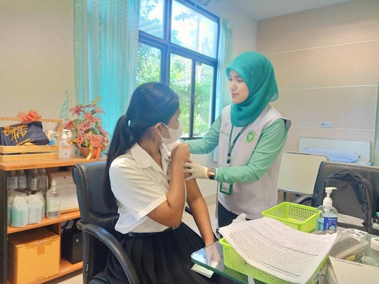 รูปภาพประกอบด้วย ในร่ม, เสื้อผ้า, คน, ผนัง เนื้อหาที่สร้างโดย AI อาจไม่ถูกต้อง