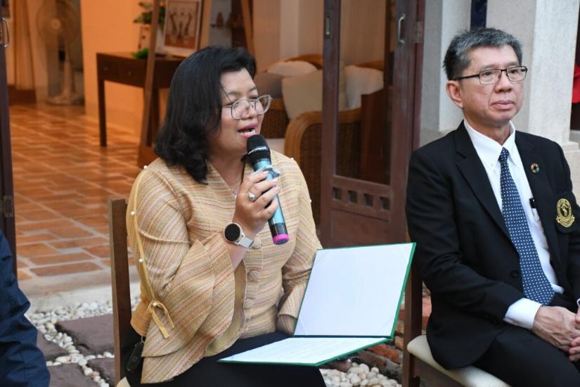 รูปภาพประกอบด้วย เสื้อผ้า, คน, ใบหน้าของมนุษย์, ผูก
เนื้อหาที่สร้างโดย AI อาจไม่ถูกต้อง