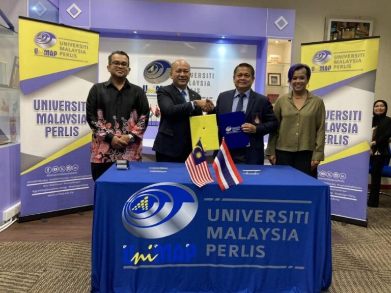 รูปภาพประกอบด้วย เสื้อผ้า, ข้อความ, ชาย, คน เนื้อหาที่สร้างโดย AI อาจไม่ถูกต้อง