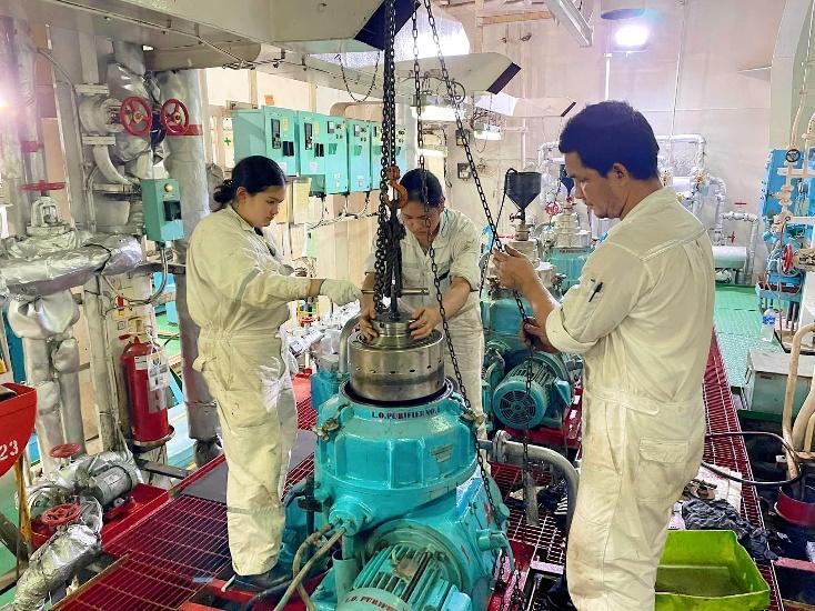 รูปภาพประกอบด้วย เสื้อผ้า, คน, ในร่ม, ชาย
เนื้อหาที่สร้างโดย AI อาจไม่ถูกต้อง