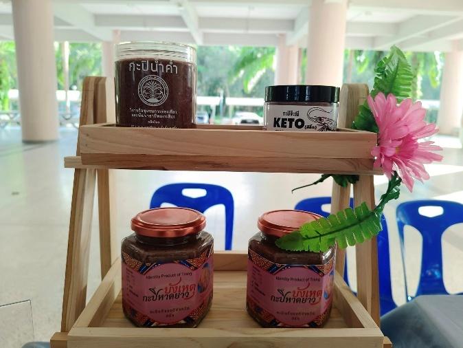 รูปภาพประกอบด้วย โถ, แจกัน, ภาชนะเก็บอาหาร, ในร่ม
เนื้อหาที่สร้างโดย AI อาจไม่ถูกต้อง