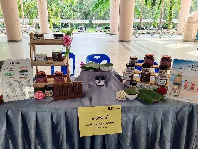 รูปภาพประกอบด้วย ขวด, ข้อความ, แจกัน, ในร่ม
เนื้อหาที่สร้างโดย AI อาจไม่ถูกต้อง