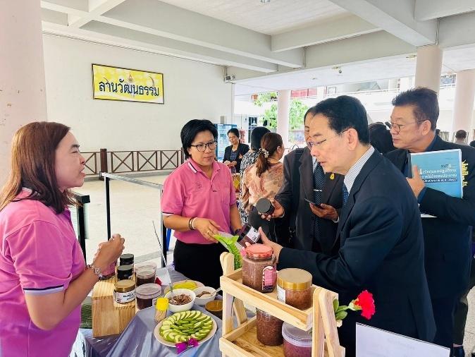 รูปภาพประกอบด้วย เสื้อผ้า, คน, ชาย, ผนัง
เนื้อหาที่สร้างโดย AI อาจไม่ถูกต้อง