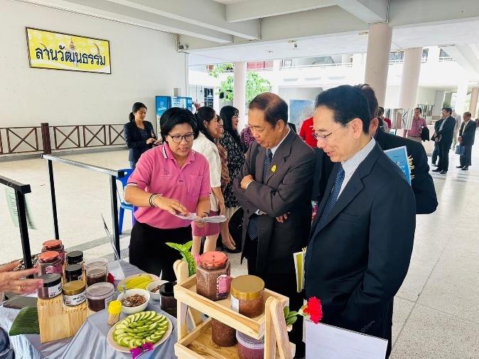 รูปภาพประกอบด้วย เสื้อผ้า, คน, ชาย, หญิง
เนื้อหาที่สร้างโดย AI อาจไม่ถูกต้อง